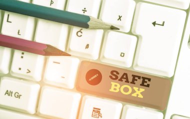 Güvenli Kutu 'yu yazan el yazısı metinleri. Kavram demek, önemli veya değerli şeyleri beyaz arkaplan anahtar alanının üzerinde boş not kağıdıyla tutabileceğiniz küçük bir yapıdır.