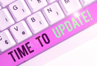 Güncelleştirme Zamanı'nı gösteren not yazma. Bir şeyi veya güncelleştirilmiş sürüm programını güncelleme eylemi gösteren iş fotoğrafı.