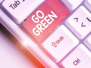 Mesaj işareti, Go Green 'i gösteriyor. Geri dönüşümü azaltmak için çevre dostu kararlar veren kavramsal fotoğraf.