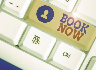 Şimdi Kitap 'ı gösteren metin işareti. Kavramsal fotoğraf otel konaklama veya uçak bileti için rezervasyon yaptır.