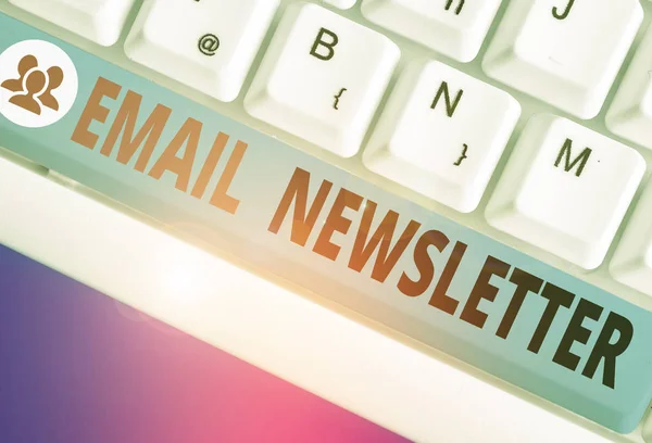 Tekstbord met E-mail Nieuwsbrief. Conceptuele foto e-mail verzonden om het publiek te informeren over het laatste nieuws. — Stockfoto