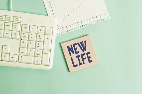 Conceptueel handschrift dat Nieuw Leven toont. Business foto showcasing Herstellen van een onaangename ervaring Start of verander carrière Papier blauw toetsenbord kantoor studie notebook grafiek nummers memo. — Stockfoto