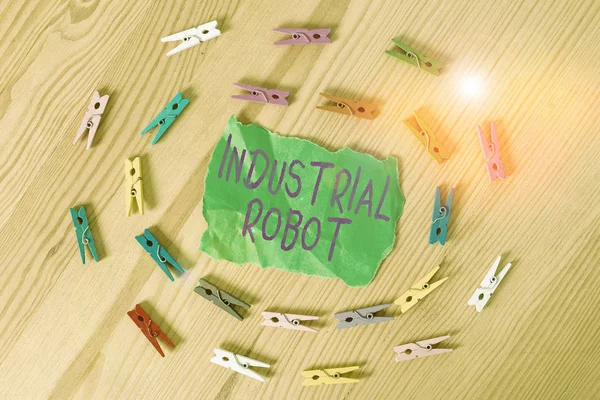 Tekst schrijven Industrial Robot. Business concept voor robotmechanisme gebruikt bij de fabricage van producten Kleurenpinnen papier lege herinnering houten vloer achtergrond kantoor. — Stockfoto