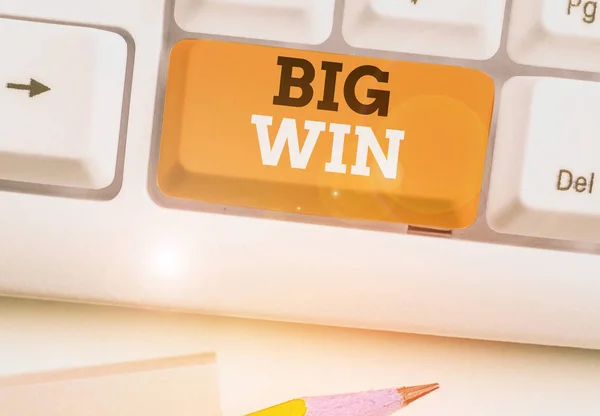 Texto de escritura de palabras Big Win. Concepto de negocio por haber ganado un premio importante Dinero ganado por el éxito en un juego . —  Fotos de Stock