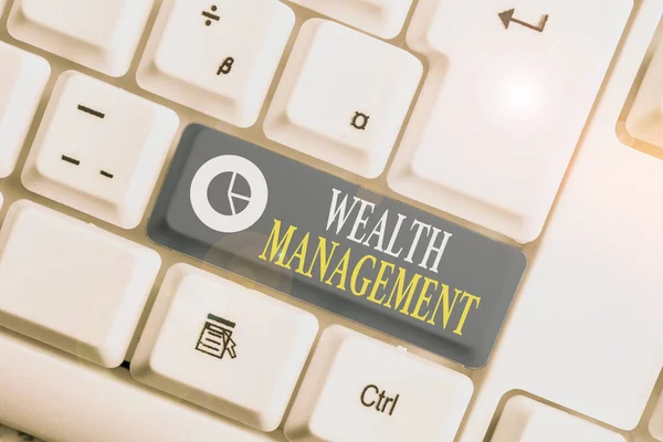 Slovo psaní textu Wealth Management. Obchodní koncept pro perforanalysisce sledování finančních prostředků na pravidelném trhu Bílá PC klávesnice s prázdným poznámkovým papírem nad bílým pozadím klíč kopírovat prostor. — Stock fotografie