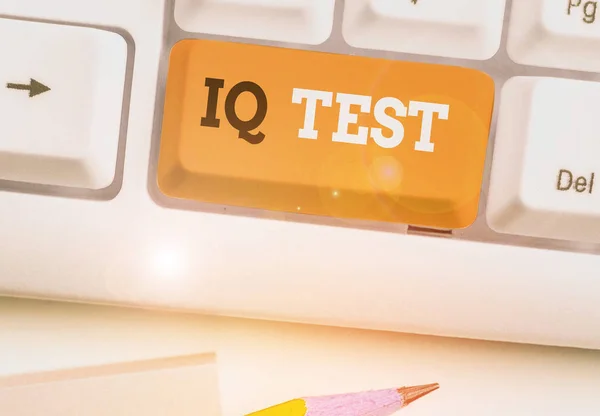 문자 IQ 테스트를 작성하는 것입니다. 인지 능력 분석 지능을 측정하기 위한 비즈니스 개념. — 스톡 사진
