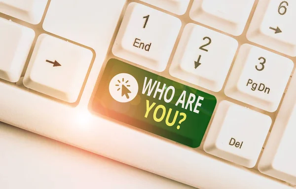 Szövegírás: "Ki vagy te?" Üzleti koncepció személyazonosság vagy információ bemutatására Fehér pc billentyűzet üres jegyzet papír felett fehér háttér kulcs másolási hely. — Stock Fotó