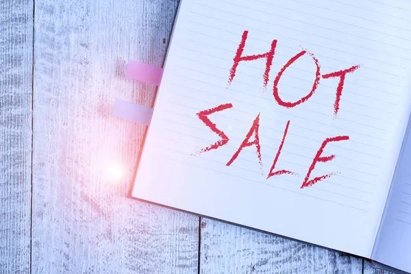 Skriver lapp som visar Hot Sale. Business photo showcasing sätta produkter på hög rabatt Bra pris Svart fredag Notebook stationär placerad ovanför klassiska trä bakgrund. — Stockfoto