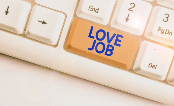 Manuscrito texto Love Job. Conceito significado projetado para ajudar a localizar um trabalho gratificante que é certo para nós Teclado pc branco com papel de nota vazio acima espaço de cópia de chave de fundo branco . — Fotografia de Stock