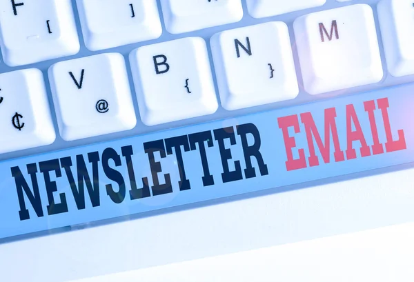 Σήμα κειμένου που δείχνει Newsletter Email. Εννοιολογικό email φωτογραφιών αποστέλλεται σε συνδρομητές ενημερώνοντάς τους για τα νέα. — Φωτογραφία Αρχείου