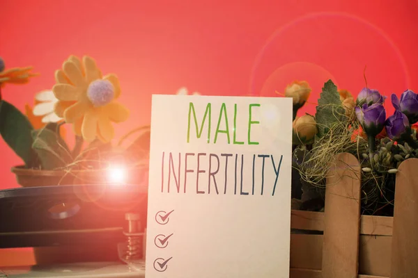 Escribiendo nota mostrando infertilidad masculina. Foto de negocios que muestra la incapacidad de causar el embarazo en un fértil Flores y equipos de escritura, además de hoja lisa sobre fondo texturizado . — Foto de Stock
