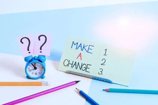 Signo de texto que muestra Hacer un cambio. Foto conceptual Crear una diferencia Alteración Tener un efecto Metamorfosis Reloj despertador de tamaño mini junto a estacionario colocado inclinado sobre fondo pastel . —  Fotos de Stock