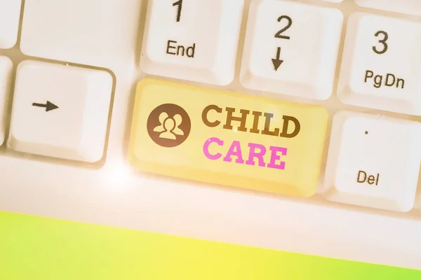 Textschild mit Kinderbetreuung. konzeptionelles Foto einer Betreuung von Kindern vor allem als Dienstleistung während der Arbeit der Eltern. — Stockfoto