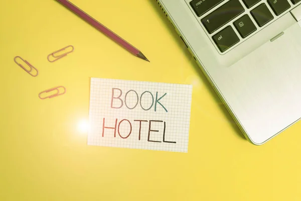 Textschreiben Textbuch Hotel. Business-Konzept für ein Arrangement, das Sie machen, um ein Hotelzimmer oder eine Unterkunft trendige Metallic-Laptop-Clips Bleistift quadratischen Papier Blatt farbigen Hintergrund haben. — Stockfoto