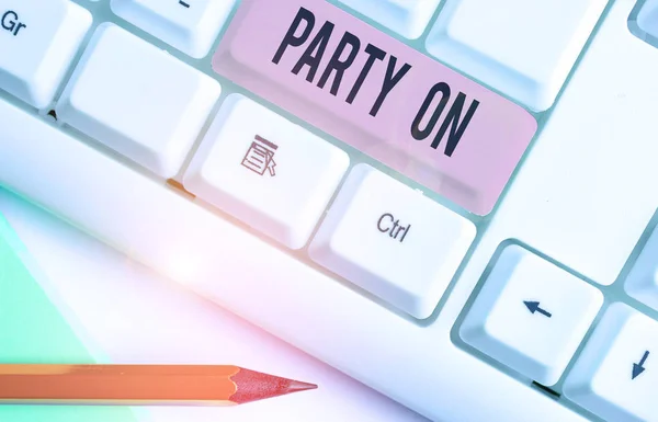 Написання тексту Party En. Концепція означає Тримати або продовжувати мати великий час навіть після чого щось відбувається . — стокове фото