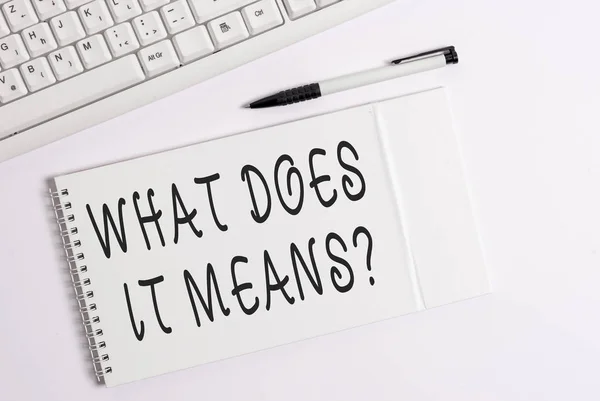 Konzeptuelle Handschrift, die zeigt, was es bedeutet, zu hinterfragen. Business-Foto, das jemanden fragt, was bedeutet, dass Sie die weiße PC-Tastatur mit Notizpapier über weißem Hintergrund nicht verstehen. — Stockfoto