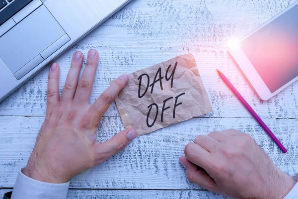 Skriver lapp som visar Day Off. Företagsfoto visa upp när du inte går till jobbet trots att det är oftast en arbetsdag Hand hålla anteckning papper nära skrivutrustning och smartphone. — Stockfoto