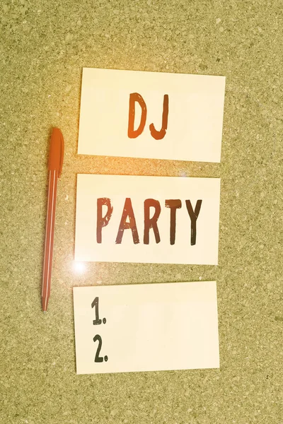 Conceptueel handschrift met Dj Party. Zakelijke foto presentatie demonstreren wie introduceert en speelt opgenomen populaire muziek op radio Lege sticker herinnering memo billboard kurkboard bureau papier. — Stockfoto