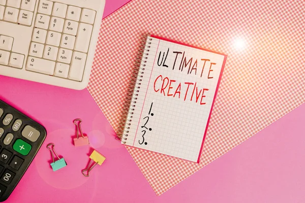 Tekst pisma Ultimate Creative. Koncepcja oznaczająca sposób produkcji lub używania oryginalnych i nietypowych pomysłów Sprzęt do pisania i materiały komputerowe umieszczone nad kolorowym zwykłym stole. — Zdjęcie stockowe