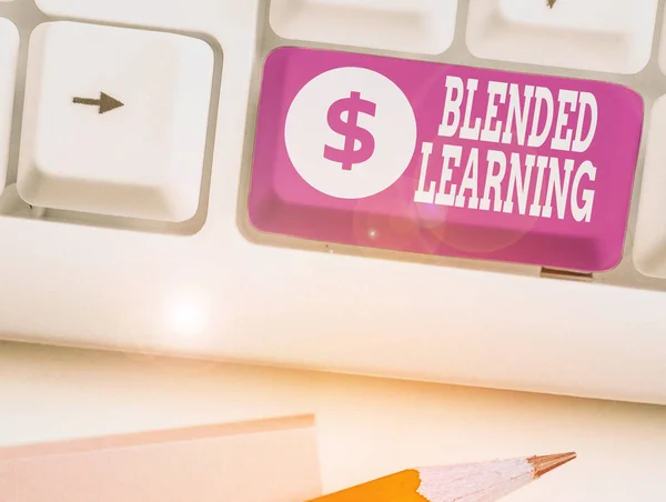 Conceptuele handschrift tonen Blended Learning. Business foto tekst combineert traditionele klaslokaal lessen met online onderwijs. — Stockfoto