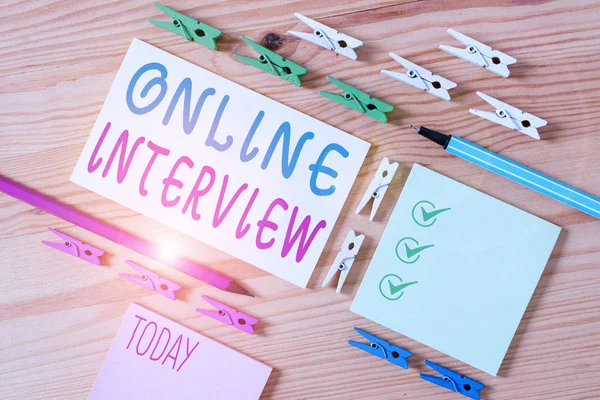 Konzeptionelle Handschrift mit Online-Interview. Business-Foto Präsentation Methode durchgeführt mit computervermittelten Kommunikation farbigen zerknitterten Papieren Holzboden Hintergrund Wäscheklammer. — Stockfoto