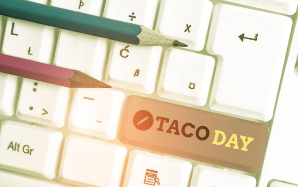Écriture manuscrite du texte écrit Taco Day. Concept signifiant journée de célébration qui favorise la consommation de tacos dans le clavier pc blanc américain avec papier de note vide au-dessus de l'espace de copie de clé de fond blanc . — Photo