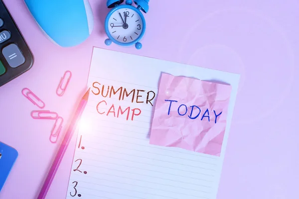 Sms-bord met zomerkamp. Conceptuele foto begeleid programma voor kinderen uitgevoerd tijdens de zomer Calculator clips klok klembord muisblad notitie potlood kleur achtergrond. — Stockfoto