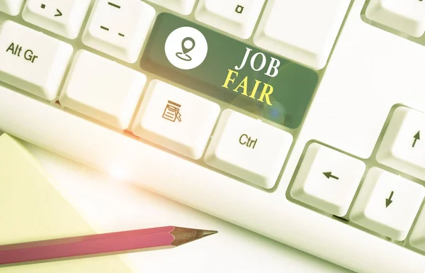 Texte Word Job Fair. Concept d'entreprise pour l'événement dans lequel les employeurs recruteurs donnent des informations aux employés Clavier pc blanc avec papier de note vide au-dessus de l'espace de copie de clé de fond blanc . — Photo