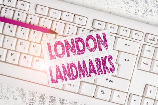 Texto de escritura de palabras London Landmarks. Concepto de negocio para la mayoría de los lugares emblemáticos y lugares de interés obligada Londres Teclado blanco suministros de oficina en forma de rectángulo vacío papel recordatorio madera . — Foto de Stock