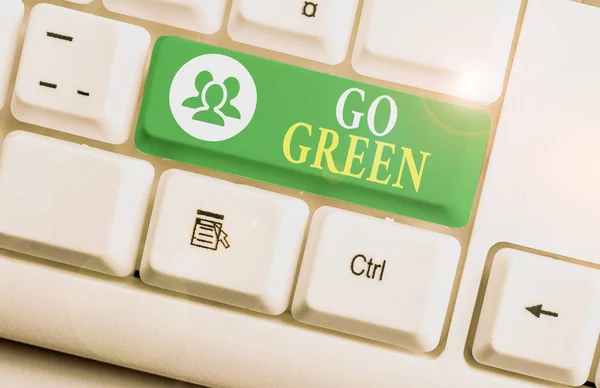 Scrittura concettuale a mano che mostra Go Green. Testo foto aziendale prendere decisioni più rispettose dell'ambiente come ridurre riciclare . — Foto Stock