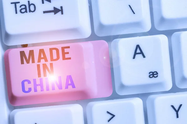 중국에서 만든 글씨체. 개념 의미 도매 산업 글로벌 무역 아시아 상업 화이트 PC 키보드 흰색 배경 키 복사 공간 위에 빈 노트 종이와 함께. — 스톡 사진