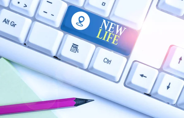 Word writing text New Life. Business concept for Recovering from an unpleasant experience Start or change career White pc keyboard with empty note paper above white background key copy space. — Stock Photo, Image