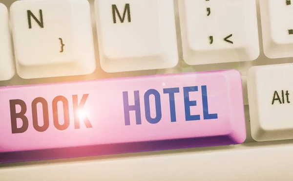 Sinal de texto mostrando Book Hotel. Foto conceitual um arranjo que você faz para ter um quarto de hotel ou acomodação . — Fotografia de Stock