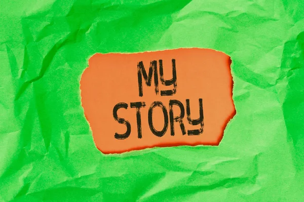 Pismo odręczne My Story. Koncepcja oznacza akt mówienia komuś lub czytelnikom o tym, jak przeżyłeś swoje życie Zielony pognieciony kolorowy arkusz papieru rozdarty kolorowe tło. — Zdjęcie stockowe