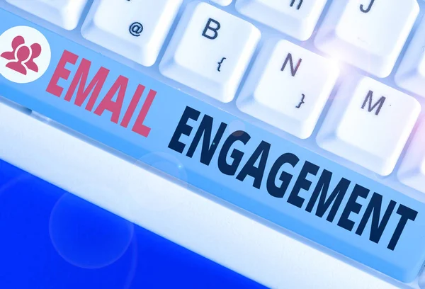 Textzeichen mit E-Mail-Engagement. Konzeptionelle Foto-Messung, wie sich Abonnenten in den E-Mail-Kampagnen engagieren. — Stockfoto
