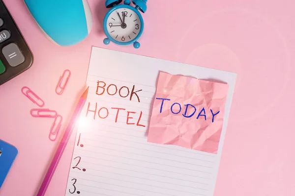 Textschild mit Buchhotel. konzeptionelle Foto eine Anordnung, die Sie machen, um ein Hotelzimmer oder Unterkunft Rechner Clips Uhr Zwischenablage Mausblatt Notiz Bleistift Farbe Hintergrund. — Stockfoto