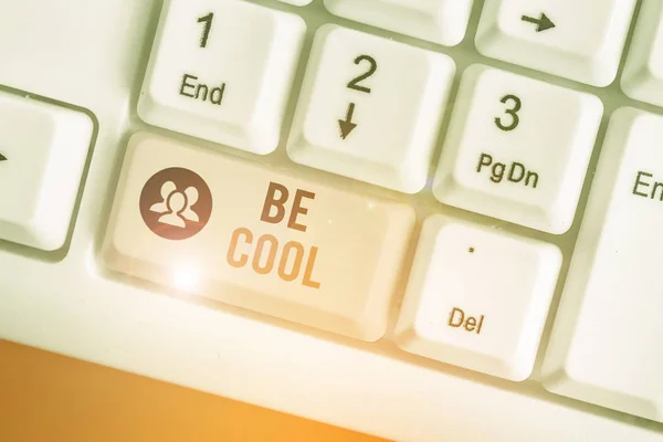 Handschrift tekst schrijven Be Cool. Concept betekenis Heb een goede houding wees ontspannen positieve glimlach vrolijken u op. — Stockfoto