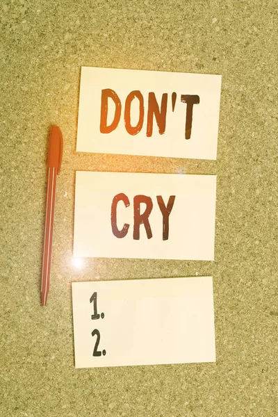 Escrita conceitual mostrando Don T Cry. Foto de negócios mostrando lágrimas derramamento tipicamente como uma expressão de dor de angústia ou tristeza Vazio adesivo lembrete memorando papelão papelão papelão . — Fotografia de Stock