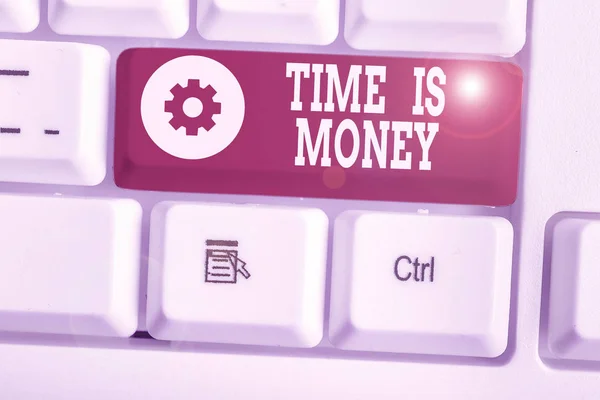 Κείμενο πινακίδα που δείχνει το χρόνο είναι χρήματα. Εννοιολογική φωτογραφία καλύτερα να κάνουμε τα πράγματα όσο το δυνατόν συντομότερα να μην καθυστερήσει. — Φωτογραφία Αρχείου
