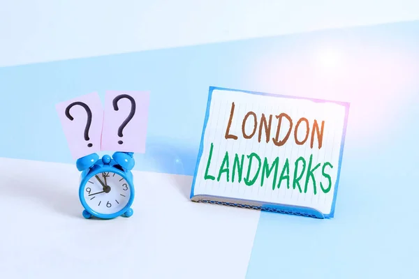 Escritura a mano conceptual que muestra los puntos de referencia de Londres. Texto de la foto de negocios más emblemáticos lugares de interés y atracciones de Londres Reloj despertador junto a una hoja de papel colocada sobre fondo pastel . — Foto de Stock