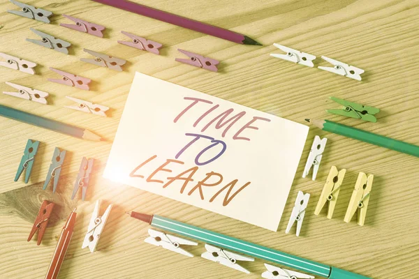 Textový rukopis Time To Learn. Pojetí znamená Získat nové znalosti nebo dovednosti Vzdělávací nebo kariérní růst Barevné prádlo pin papíry prázdné připomínka dřevěné podlahy pozadí kancelář. — Stock fotografie