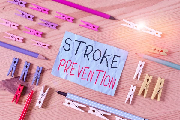 Konceptuell handstil som visar Stroke Prevention. Företagsfoto visa upp identifierade demonstrerande riskfaktorer och ändra livsstil Färgade skrynkliga papper trägolv bakgrund klädnypa. — Stockfoto