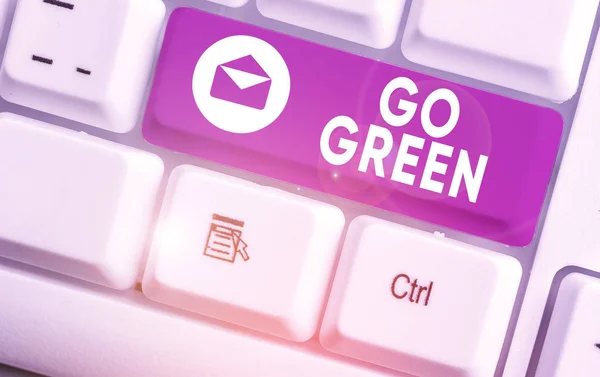 Sinal de texto mostrando Go Green. Foto conceitual tomar decisões mais ecológicas como reduzir a reciclagem . — Fotografia de Stock