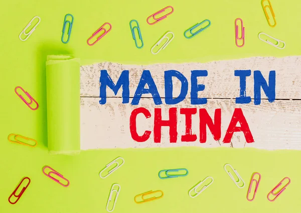 Sinal de texto mostrando Made In China. Foto conceitual Atacado Indústria Mercado Global Comércio Asiático Clipe de papel e papelão rasgado colocados acima de um pano de fundo de mesa clássico de madeira . — Fotografia de Stock