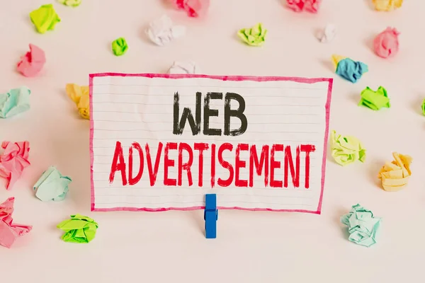 Kézírás szövegírás Web Advertisement. Koncepció jelentése marketing stratégia, amely magában foglalja az internet használatát Színes gyűrött papírok üres emlékeztető fehér padló háttér ruhaszárító. — Stock Fotó