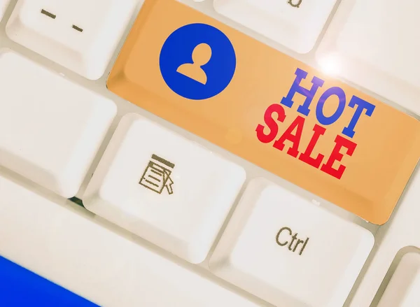 Textskylt som visar Hot Sale. Konceptuell foto sätta produkter på hög rabatt Bra pris Svart fredag. — Stockfoto