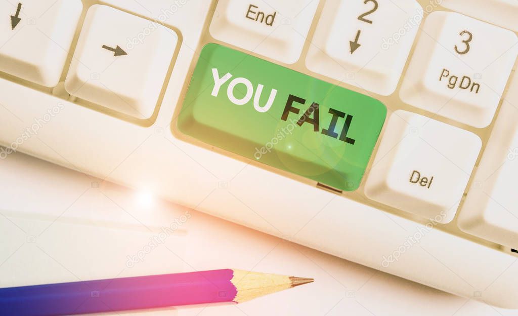 Escribiendo una nota que muestra que fallas. Exhibición de fotos de ...