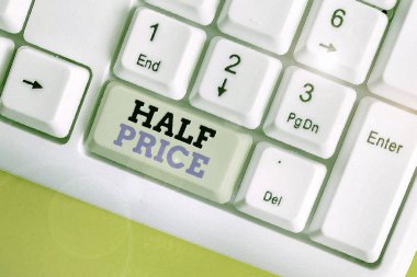 Yarı Fiyat 'ı gösteren kavramsal el yazısı. İş fotoğrafı metni, beyaz arkaplanının üzerinde nota kağıdı olan bir şeyin satışa sunulduğu normal fiyatın yarısı kadar..