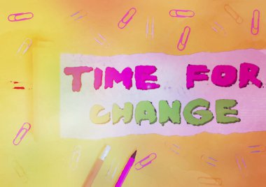 Sözcük yazma Değişim Zamanı. Değişiklik Anı Evrimi için iş konsepti Yeni Başlangıçlar Sabit Büyümek için şans ve yırtık karton üzerine yerleştirilen ahşap klasik masa arkaplanı.