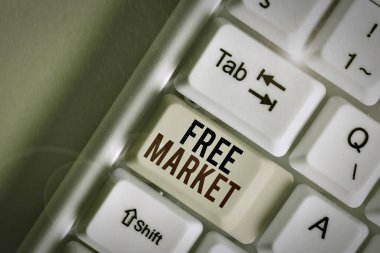 Serbest Ders 'i gösteren not yazılıyor. İhtiyacınız olan ders serisi ya da öğretim becerileri iş fotoğrafı serisi.